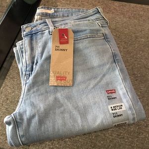 Levis Women 711 Skinny Jeans